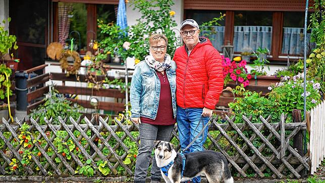 Karin Spitz und Edmund von der Busche vor ihrem Zuhause, das sie bald für rund sechs Wochen verlassen müssen.