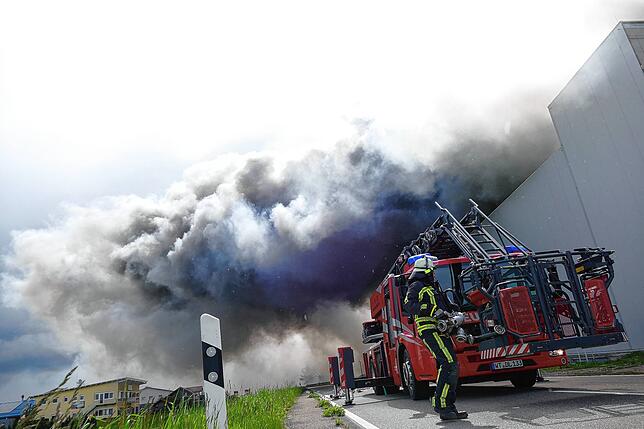 Pechschwarze Rauchwolken zogen vom Brandherd, dem Bonndorfer Werk der Adler OHG, ins nahegelegene Industriegebiet. Das Feuer verursachte ...