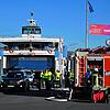 Feuerwehreinsatz beim Einlaufen des Fährschiffs &bdquo;Konstanz&ldquo; in den Hafen Konstanz-Staad: Einsatzkräfte untersuchen das ...