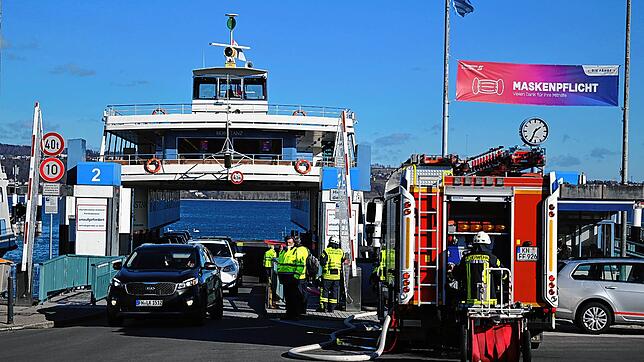 Feuerwehreinsatz beim Einlaufen des Fährschiffs &bdquo;Konstanz&ldquo; in den Hafen Konstanz-Staad: Einsatzkräfte untersuchen das ...