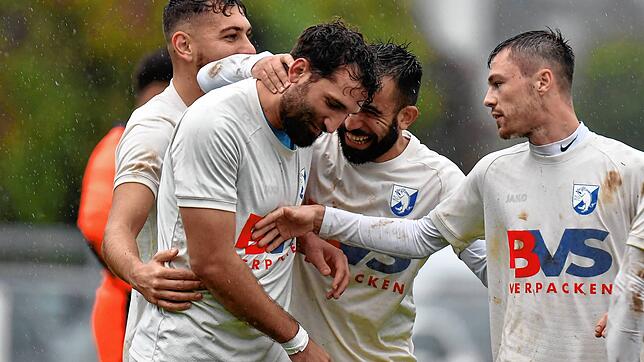 Gut gemacht: Vassilios Dimitriadis (vorn, links) erzielte das 4:0 für den FC Erzingen. Angelo Armenio, Gianpierre Notarpietro und ...