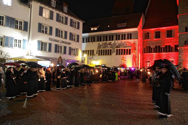 Die Narrengruppen stehen auf der Hofstatt gemeinsam Spalier für die einlaufenden Kapellen.