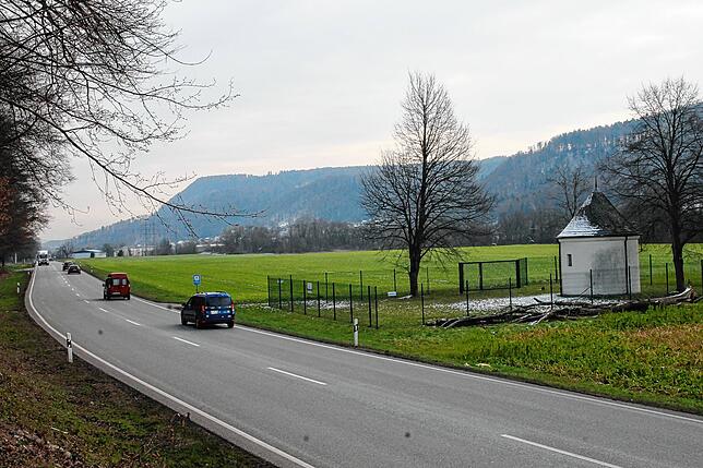 Zwischen B 34 und dem Rhein ist Platz für den Gesundheitspark Hochrhein und das geplante Kreisklinikum. Im Vordergrund der Tiefbrunnen ...