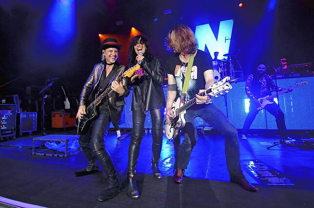 Nena rockt mit ihrer Band über die Bühne auf dem Schlossplatz. Mehrere Male greift sie auch selbst zu Gitarren und Mundharmonika.