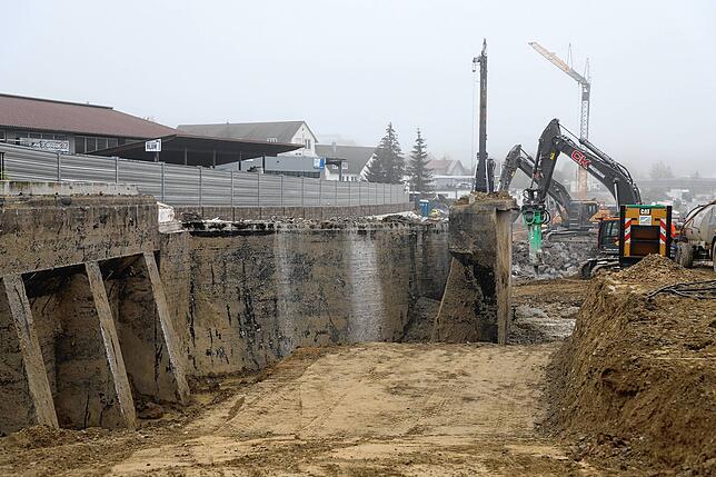 Die Fundamente der Brücke Zum Eichelrain sind noch zu sehen – aber nicht mehr lange. Sie werden von Baggern zerhackt und nach und nach ...