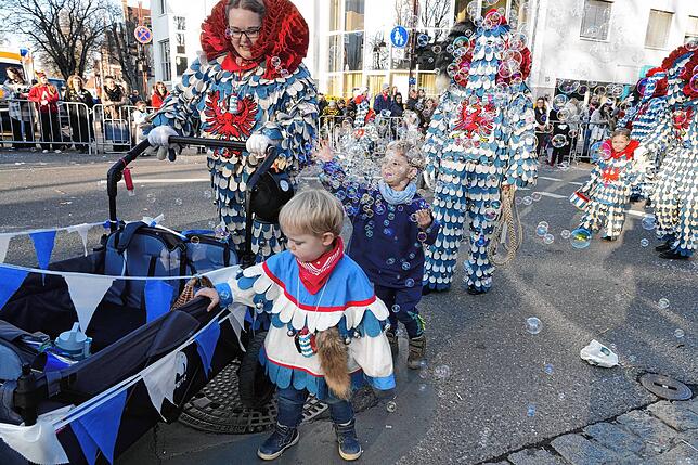 Bild 1: Tausende Narren ziehen beim Fasnet-Umzug durch die Stadt