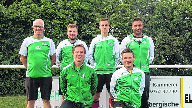 Die Trainer und neuen Spieler beim Bezirksligisten FC Brigachtal: (hinten von links) Co-Trainer Michael Maier, Nikolas Fünfschilling, ...
