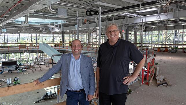 Lichtdurchflutet: Die neue Bürolandschaft mit zwei Ebenen bietet jedem, der hier arbeitet, einen Fensterplatz. Daniel Kittner (links), ...