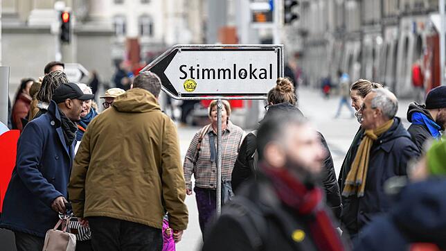Nach links zum Stimmlokal: Auch ihr Kreuz machten viele Schweizer eher bei einer linken Position. Nahe der Grenze ist das Bild jedoch ...