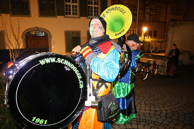 Bild 24: Konstanzer Straßenfasnacht 2025: Auch am Freitagabend wird in den Gassen gefeiert