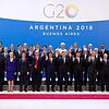 Teilnehmer des Gipfels haben sich im Tagungszentrum des G20 Gipfeltreffens in Buenos Aires zu einem Familienfoto aufgestellt.