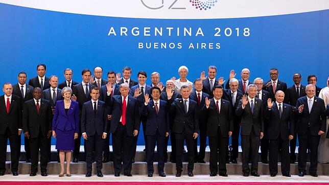 Teilnehmer des Gipfels haben sich im Tagungszentrum des G20 Gipfeltreffens in Buenos Aires zu einem Familienfoto aufgestellt.
