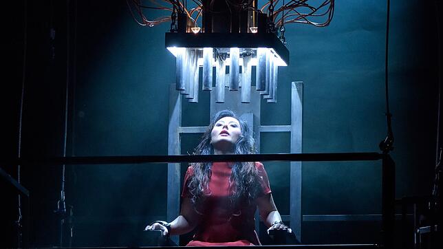 Olga Busuioc als Gretchen sieht dem Tod entgegen. Bild: Thomas Aurin / Oper Stuttgart