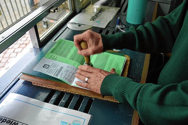 Grüne Zettel müssen erst einmal warten: Die Zollämter sind noch nicht wieder besetzt. In der Schweiz ist das Einfuhrverbot auch noch ...