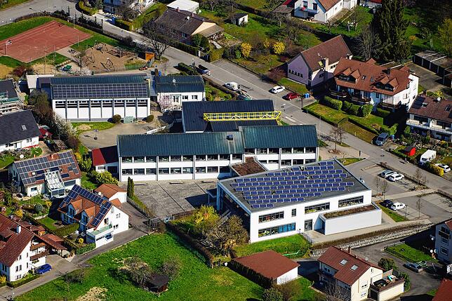 Die Sernatingen-Schule in Ludwigshafen im Frühling 2020. Auf dem rund elf Jahre alten Anbau (rechts) sind Solarpanele zu sehen. Die ...