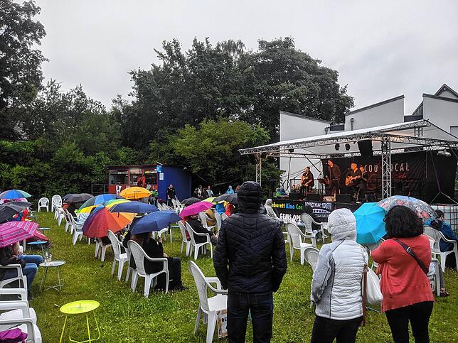 Rock unterm Regenschirm: Ein bisschen Niederschlag stört in diesem Jahr wohl keinen Konzertbesucher.