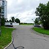 Über diese Straße in der Schelmengrube soll das dahinter liegende Neubaugebiet erschlossen werden.