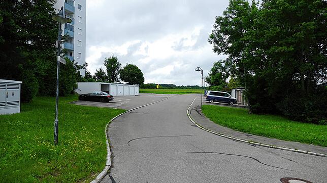 Über diese Straße in der Schelmengrube soll das dahinter liegende Neubaugebiet erschlossen werden.
