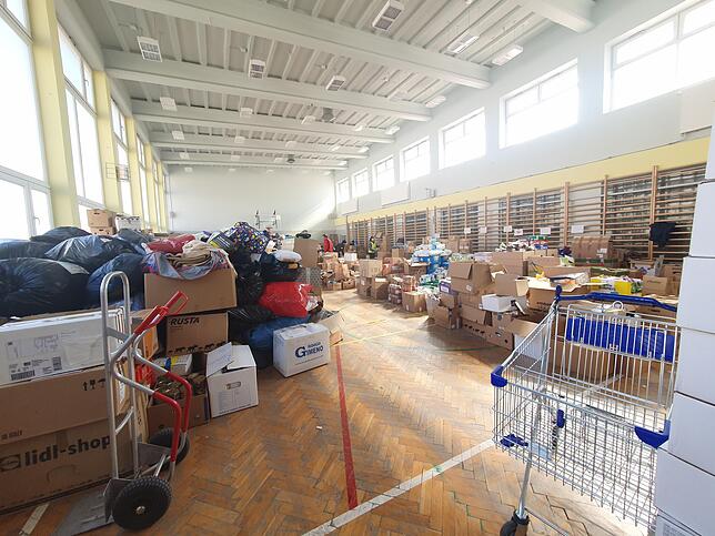 Die Hilfsgüter kommen in einer Halle im polnischen Medyka an. Die Waren stammen aus dem Transport mit Ausgangspunkt in Radolfzell. Bild: ...