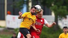 Der FC Öhningen-Gaienhofen (Daniel Fiore-Tapia, links) siegte im Spiel gegen den SV Deggenhausertal (Tobias Linsenboll) mit 5:1.