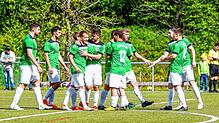Die Spieler des FC Furtwangen haben Grund zum Jubeln: Nach einem Unentschieden bis zu 82. Minute drehten sie das Spiel gegen ...