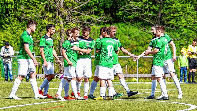 Die Spieler des FC Furtwangen haben Grund zum Jubeln: Nach einem Unentschieden bis zu 82. Minute drehten sie das Spiel gegen ...
