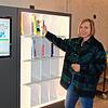 Büchereileiterin Gabriele Gietz zeigt, wie es geht: Bücher und andere entliehene Artikel werden einfach ins Smart Shelf gestellt und ...