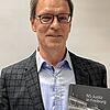 Thomas Kummle, der von 2006 bis 2020 Präsident des Amtsgerichts Freiburg war, mit dem Katalog &bdquo;NS Justiz in Freiburg&ldquo;.