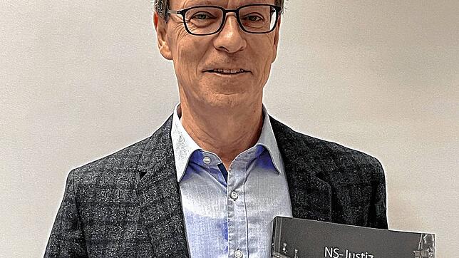 Thomas Kummle, der von 2006 bis 2020 Präsident des Amtsgerichts Freiburg war, mit dem Katalog &bdquo;NS Justiz in Freiburg&ldquo;.