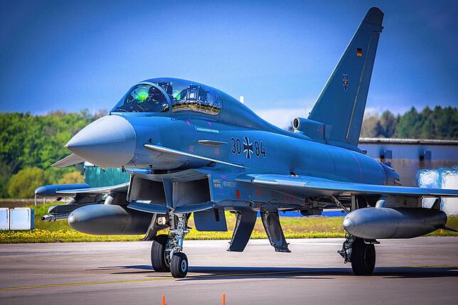 Ein Kampfjet Eurofighter der Bundeswehr auf dem Fliegerhorst Laage. Der Jet ist das Rückgrat der Landesverteidigung in der Luft. 35.000 ...
