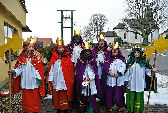 Die Brendener Sternsinger (von links): Smilla Isele, Mia Spilotros, Rico Jäger, Fabio Spilotros, Fynn Zipfel, Ludwig Bockstaller und ...