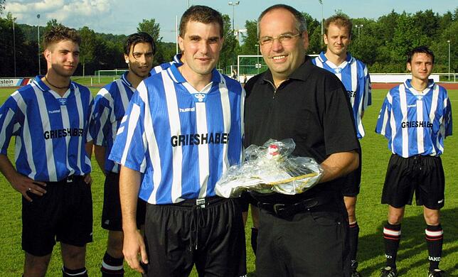 Abschied im Sommer 2002: Gerhard Muffler, damals Sportchef des SV 08 Laufenburg, verabschiedete Oliver Baumgartner, der damals als ...