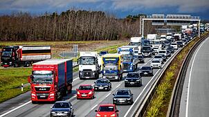 Viele Menschen neigen bei Stau auf der Autobahn zum Spurwechsel. Doch das ist oft ineffektiv.