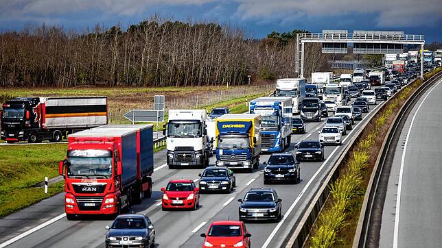 Viele Menschen neigen bei Stau auf der Autobahn zum Spurwechsel. Doch das ist oft ineffektiv.