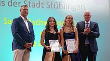 Den Schulpreis für herausragende Leistungen überreicht Bürgermeister Joachim Burger an Saskia Aschwanden und Anna Zeller mit einem ...