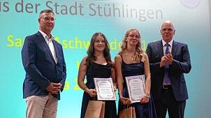 Den Schulpreis für herausragende Leistungen überreicht Bürgermeister Joachim Burger an Saskia Aschwanden und Anna Zeller mit einem ...