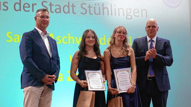 Den Schulpreis für herausragende Leistungen überreicht Bürgermeister Joachim Burger an Saskia Aschwanden und Anna Zeller mit einem ...