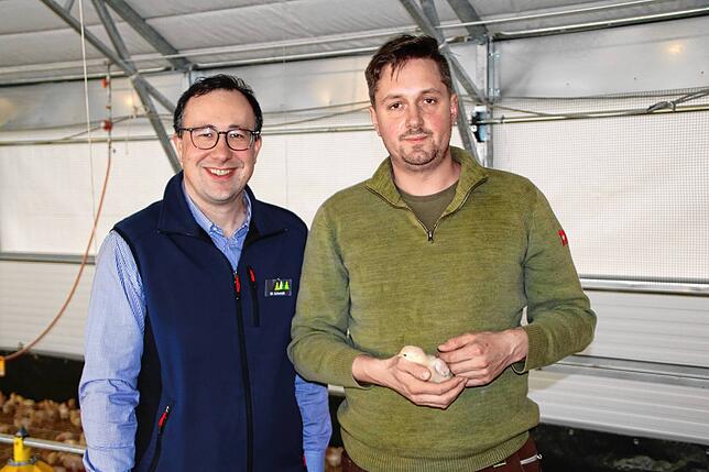 Auf gute Partnerschaft: Martin Schmidt (Schmidts Märkte, links) und Landwirt Robin Vogelbacher haben mit den Südschwarzwälder ...