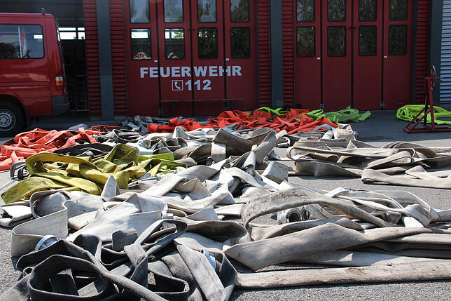 Das Aufräumen danach: Die Freiwillige Feuerwehr in Gaienhofen rollt die Schläuche zusammen.