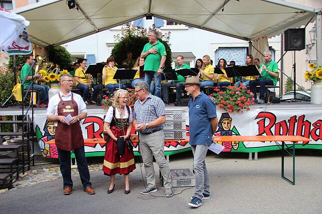 Voller Schwung: Gestartet wurde das Stühlinger Städtlefest mit Salutschüssen der Kanoniere, dem Badner Lied mit dem Musikverein Lausheim ...