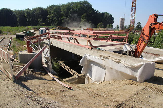 Zu den Arbeiten, die auf der Baustelle am Eichenmühleweg laufen, gehört die Errichtung einer Brücke über den Fluss Brunnisach.