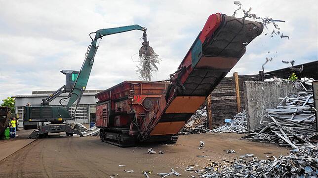 Der mobile Großschredder zerkleinert bis zu 3,5 Meter lange Schrottteile &ndash; in diesem Fall handelt es sich um Aluminium &ndash; mit ...