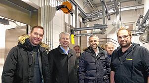 Auf dem Eichrüttehof in Hartschwand tauschen sich die CDU-Bundestagsabgeordneten Felix Schreiner und Steffen Bilger mit Bürgermeister ...