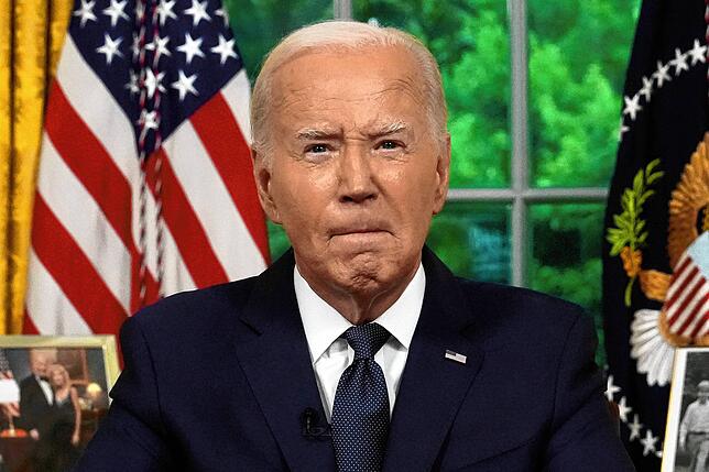 2024, USA, Washington: Der damalige US-Präsident Joe Biden spricht im Oval Office des Weißen Hauses.