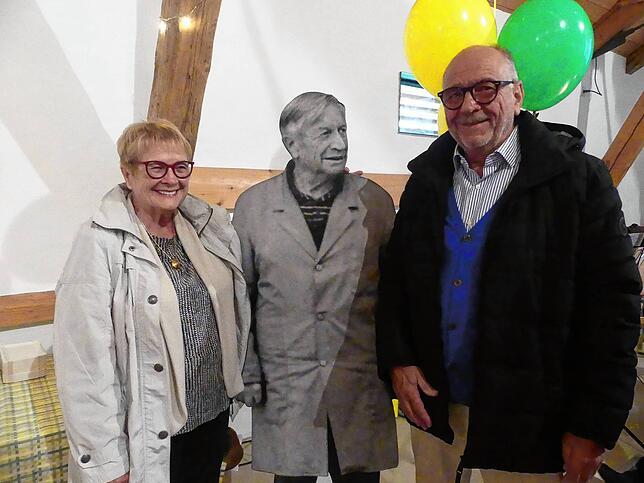 Fast wie echt steht Franz Pfeiffer zwischen seinem Neffen Fritz und dessen Frau Uta.
