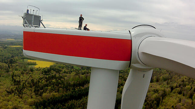 Montagearbeiten in luftiger Höhe auf einem Windrad im Windpark Verenafohren bei Tengen: Ähnliche Windräder sind im Kanton Thurgau ...