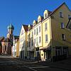 (Archivbild von 2020) Das Café „Calma“ (gelbes Gebäude vorn) liegt direkt im Herzen von Allensbach. Hier spielt das Café auch eine ...