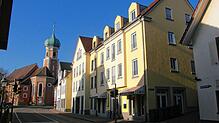 (Archivbild von 2020) Das Café „Calma“ (gelbes Gebäude vorn) liegt direkt im Herzen von Allensbach. Hier spielt das Café auch eine ...