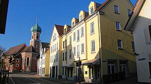 (Archivbild von 2020) Das Café „Calma“ (gelbes Gebäude vorn) liegt direkt im Herzen von Allensbach. Hier spielt das Café auch eine ...