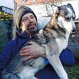 Andreas Stocker weiß, wie man mit Hunden umgeht. Dass er seine Huskys auf den Arm nimmt, hat auch einen guten Grund, denn er hilft ...